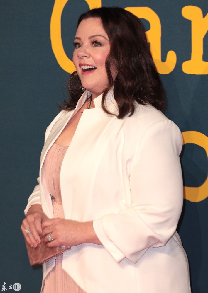 美国影星梅丽莎·麦卡西,白衫粉裙出席伦敦bfi电影节