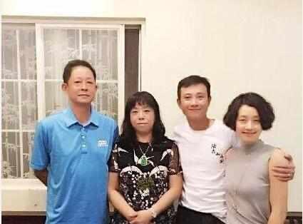 然后放到个人账号里秀婆婆,但见图中奥巴马热情如火,崔丽杰仍不苟言笑