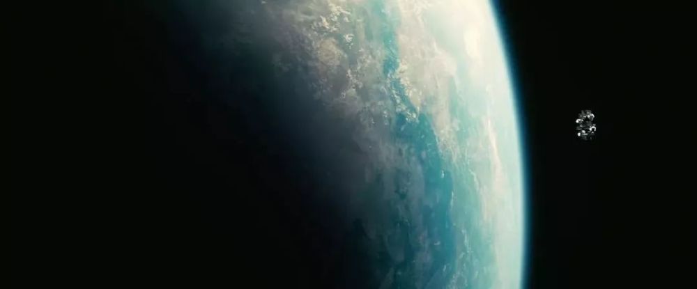 罪犯被送往外太空，带女儿逃离黑洞，暮光男首次主演科幻片！