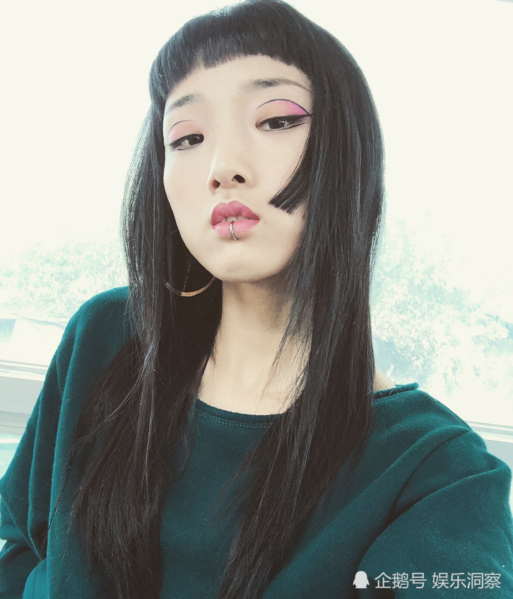 火箭少女yamy晒自拍，别样眼妆成焦点，网友看后想揍化妆师