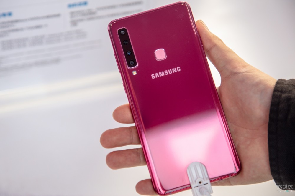 三星全球首款后置四摄手机A9s狙击华为Mate 