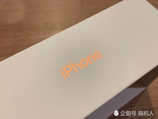 从包装盒就可以看出iphone xr的款色.