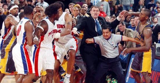 太阳新星自爆亲历奥本山斗殴事件:我也扔了水