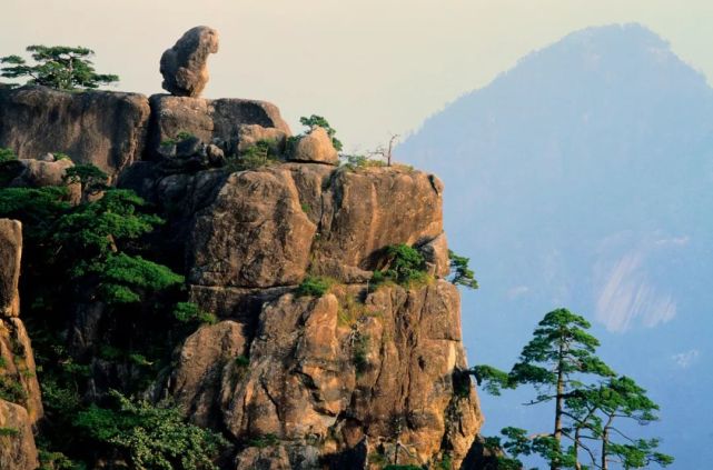 《黄山奇石》这一课列举了"仙桃石""猴子观海""仙人指路"等怪石,有趣