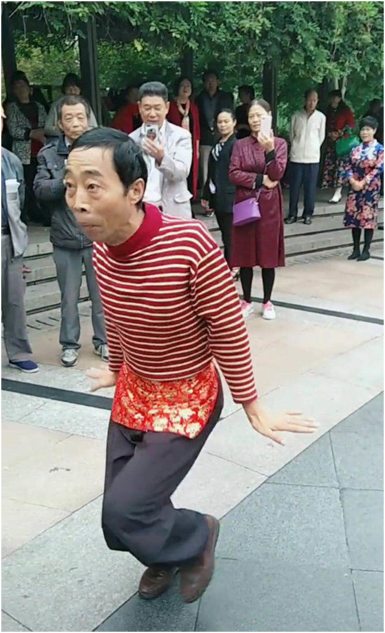 抖音"公鸡哥"火了,搞笑他是认真的,网友:可以上星光大道了