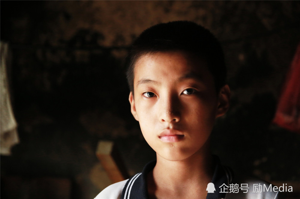母亲出走父亲自杀 13岁男孩辍学照顾血液病爷