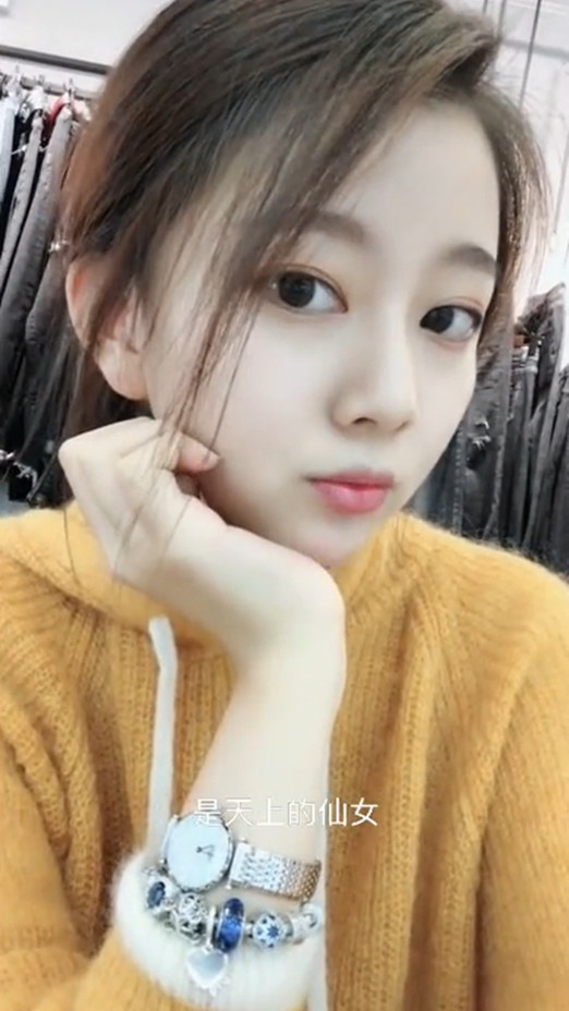抖音最自恋小姐姐,自称是嫦娥外甥女,网友:你美你都对!