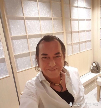 黄秋生近照，为讨好后妈想改国籍，20岁私生子模样和他没区别！
