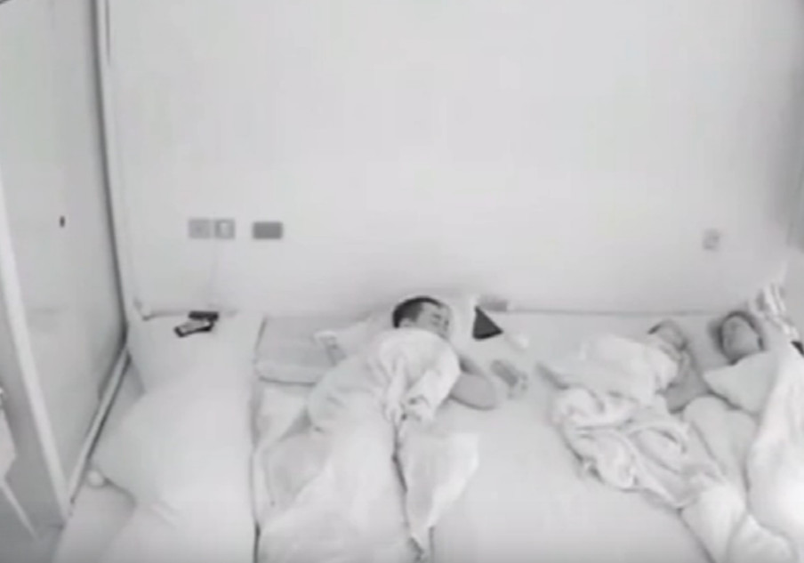 十一个月大的宝宝半夜起来喝奶,没想到自己喝