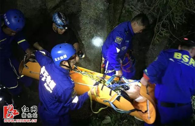 娄底一小伙掉入十余米深洞穴 救援队夜行30公