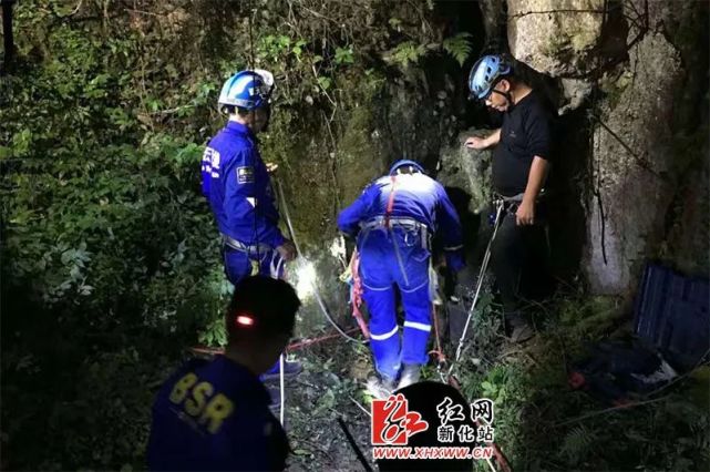 娄底一小伙掉入十余米深洞穴 救援队夜行30公