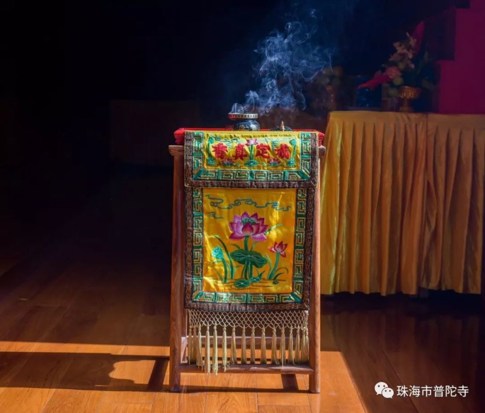 普陀法会:虔诚佛供施放焰口 ,为众生祈愿