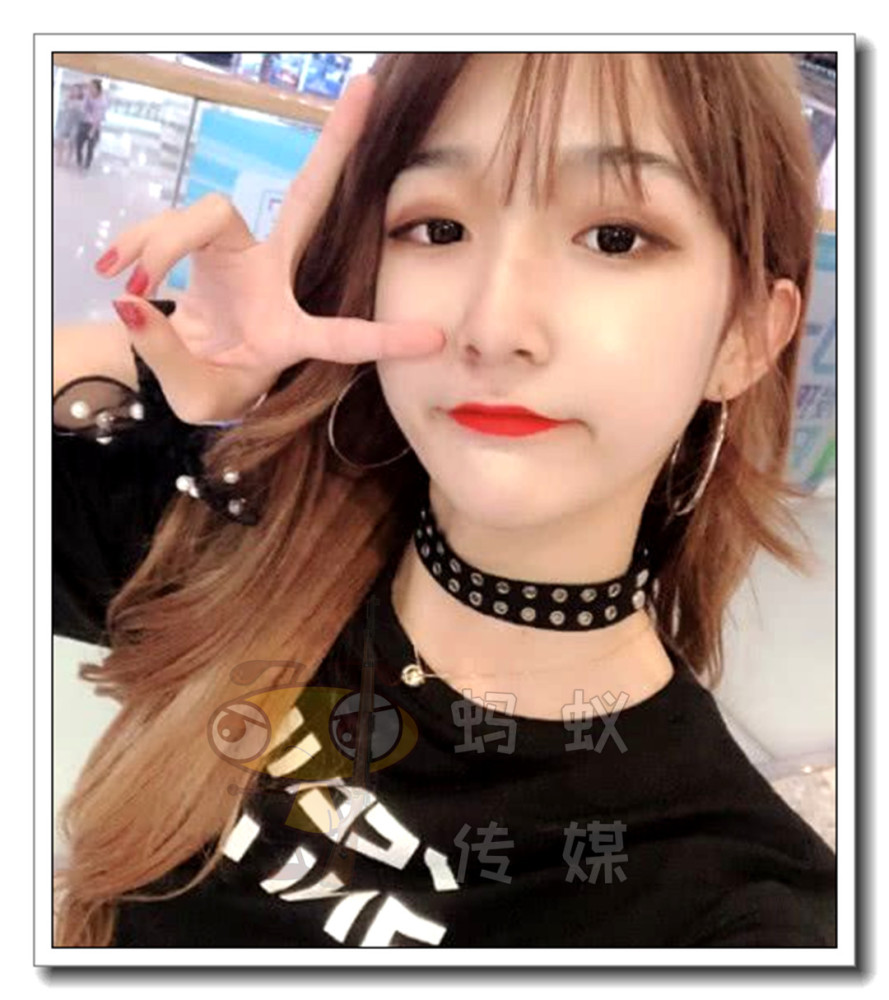 女装大佬艾比晒罕见学生照,舍友抱起爱不释手,网友