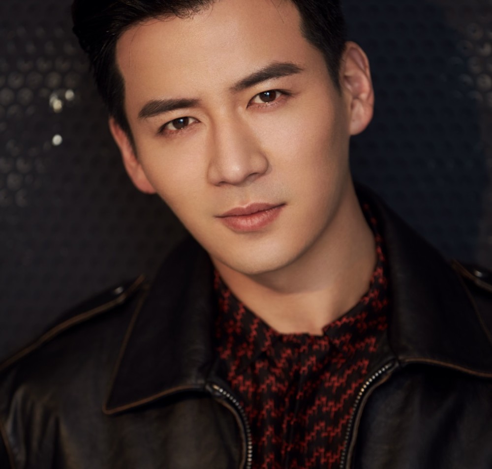 身高180的大帅哥,颜值演技都有了,时常拍戏霸