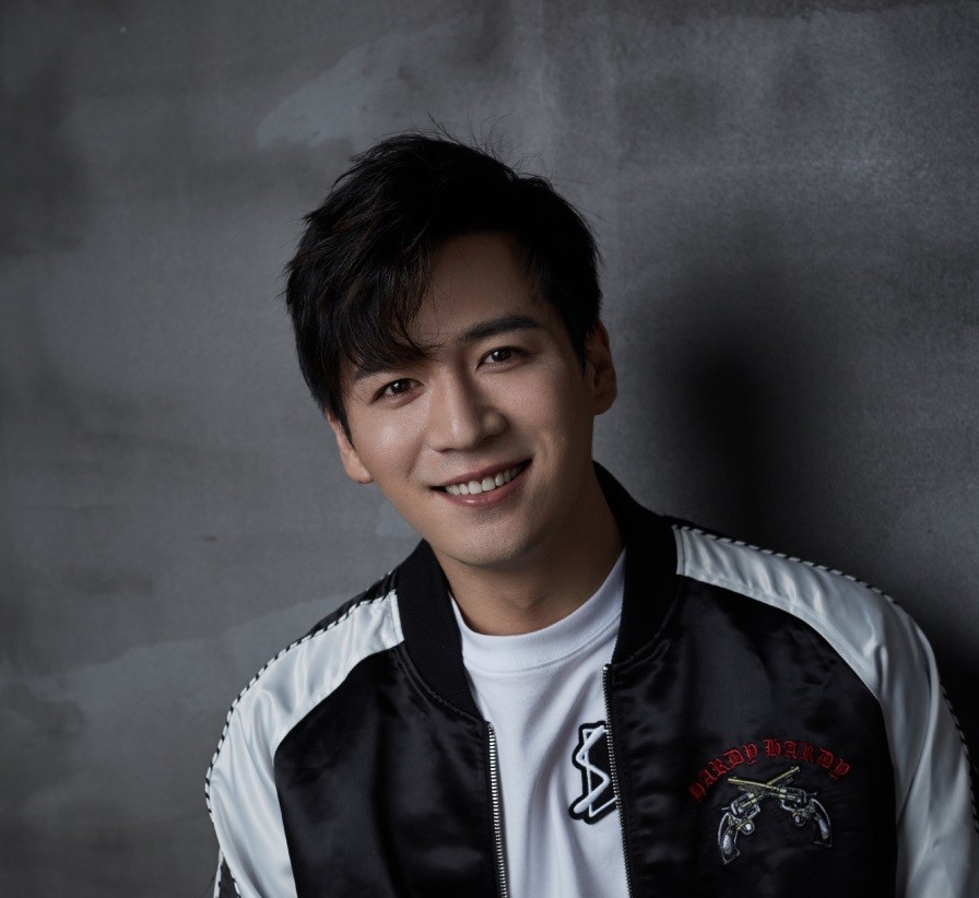 身高180的大帅哥,颜值演技都有了,时常拍戏霸