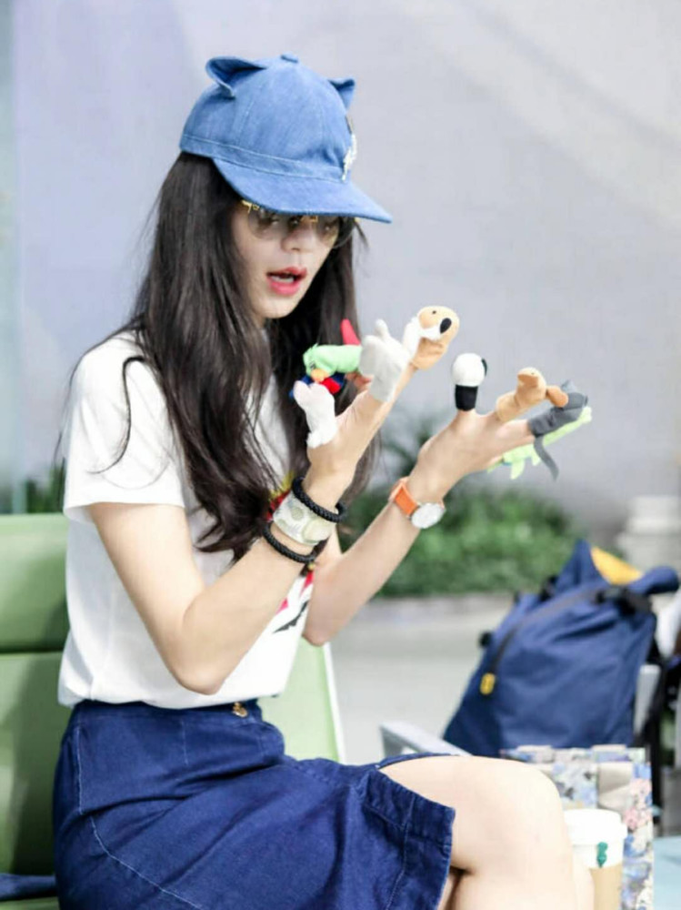 韩雪机场玩心大发,手指套满小动物,女神原来