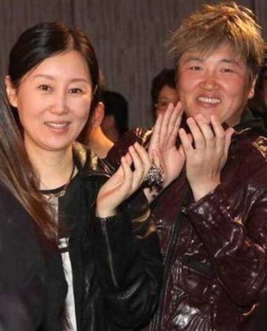 孙楠与现任妻子潘蔚合照曝出 两人依偎尽显甜蜜