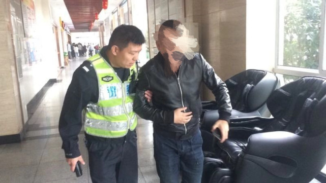 高速上乘客突发急性肠胃炎 交警火速救援