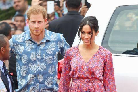 梅根王妃穿碎花裙显老显胖,白色连衣裙美成初