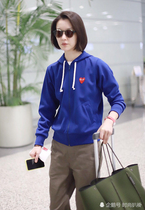 36岁杜鹃真会穿,能把土色休闲裤穿出高级感