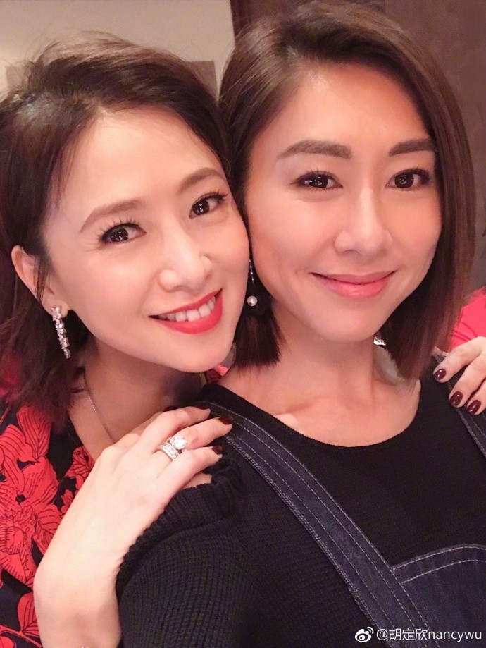翁虹庆祝入行三十年，与“徒弟”胡定欣重逢，同框看不出年龄差？