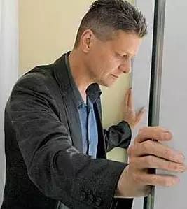 这部17年前的经典,预言了今天我们每个人的悲