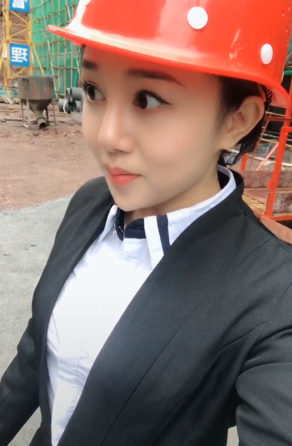某工地出现大美女,头戴红色施工帽,网友:她的眼睛会
