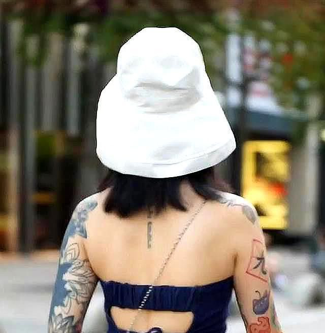 抖音"纹身大佬"走红,转过身后,网友我娶了,她不打人吧