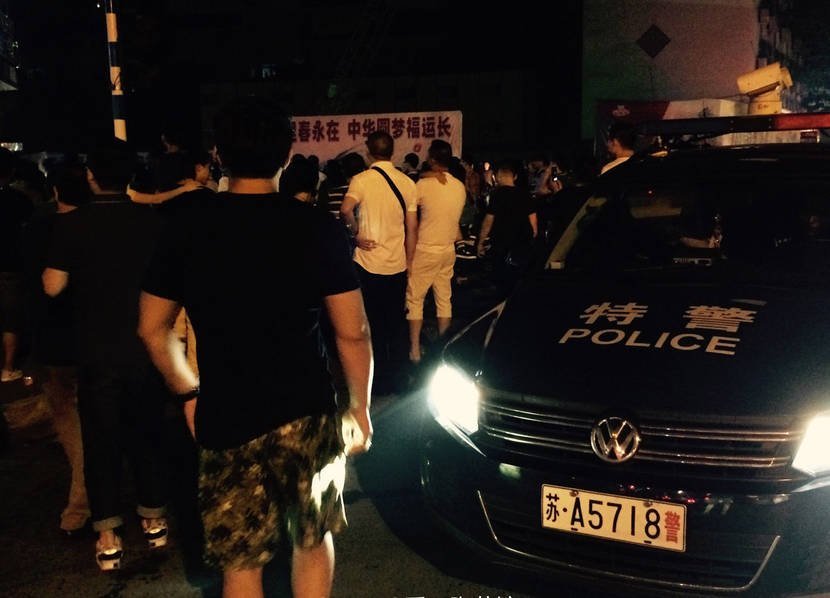 路边炒饭凌晨引百人聚集 特警出动劝退