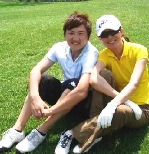 孙楠与现任妻子合影照曝光 这一细节太甜蜜