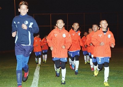 天津足球青训团抵塞尔维亚首训