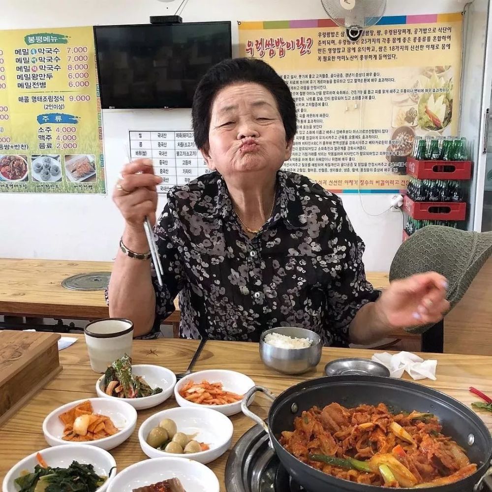看到这位80岁的女主播吃好吃的,什么烦恼都没