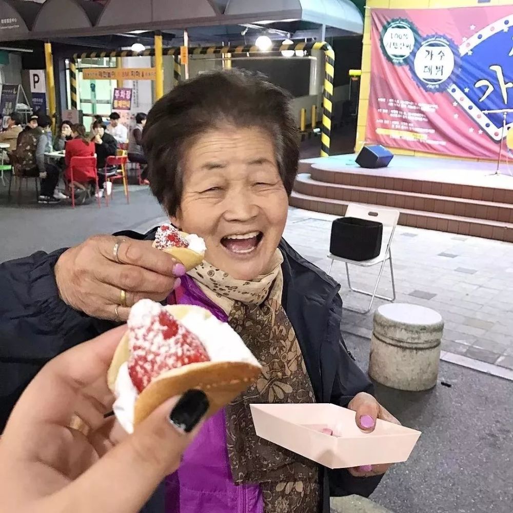 看到这位80岁的女主播吃好吃的,什么烦恼都没