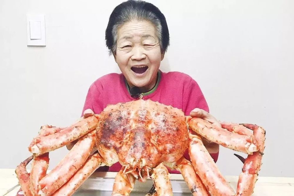 看到这位80岁的女主播吃好吃的,什么烦恼都没