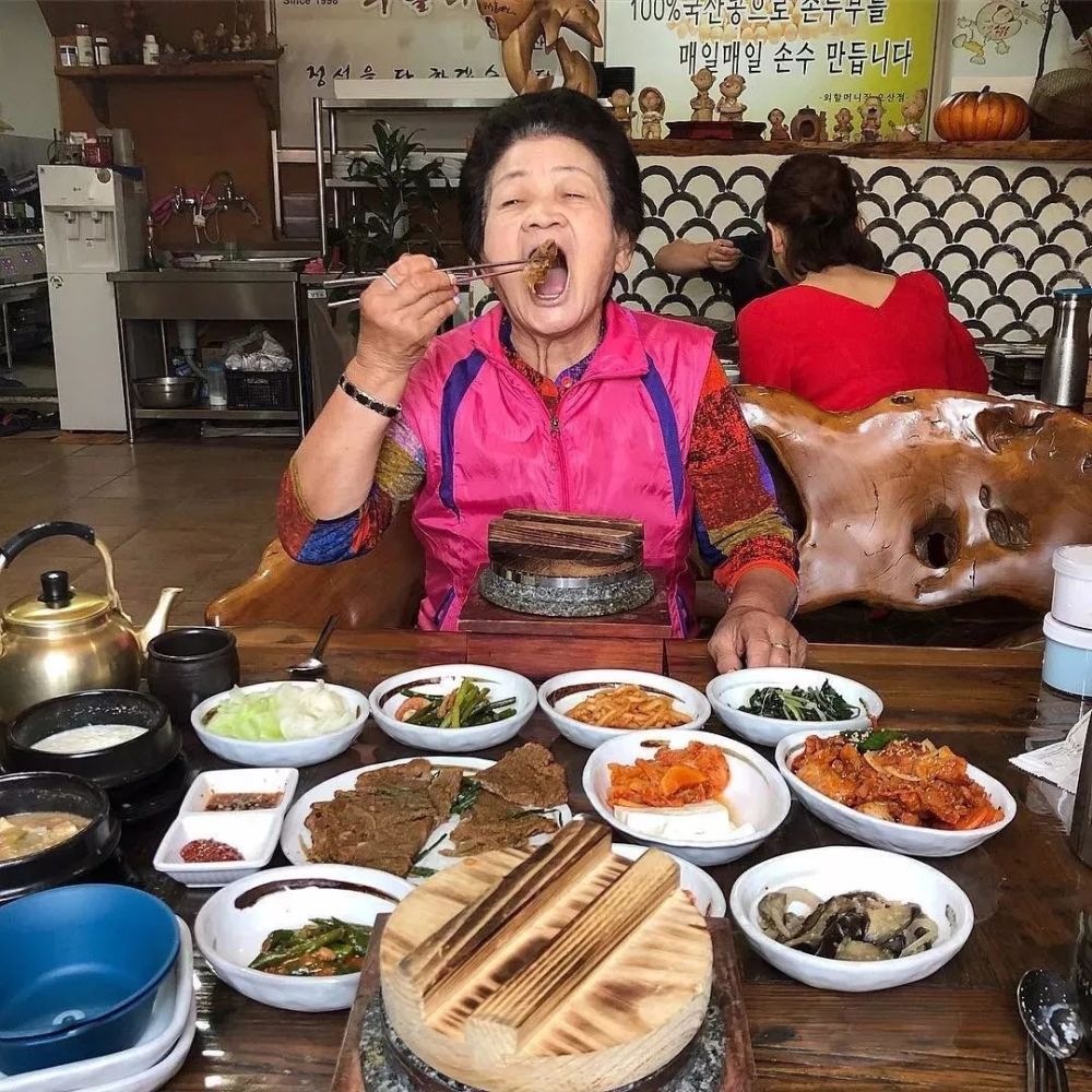 看到这位80岁的女主播吃好吃的,什么烦恼都没