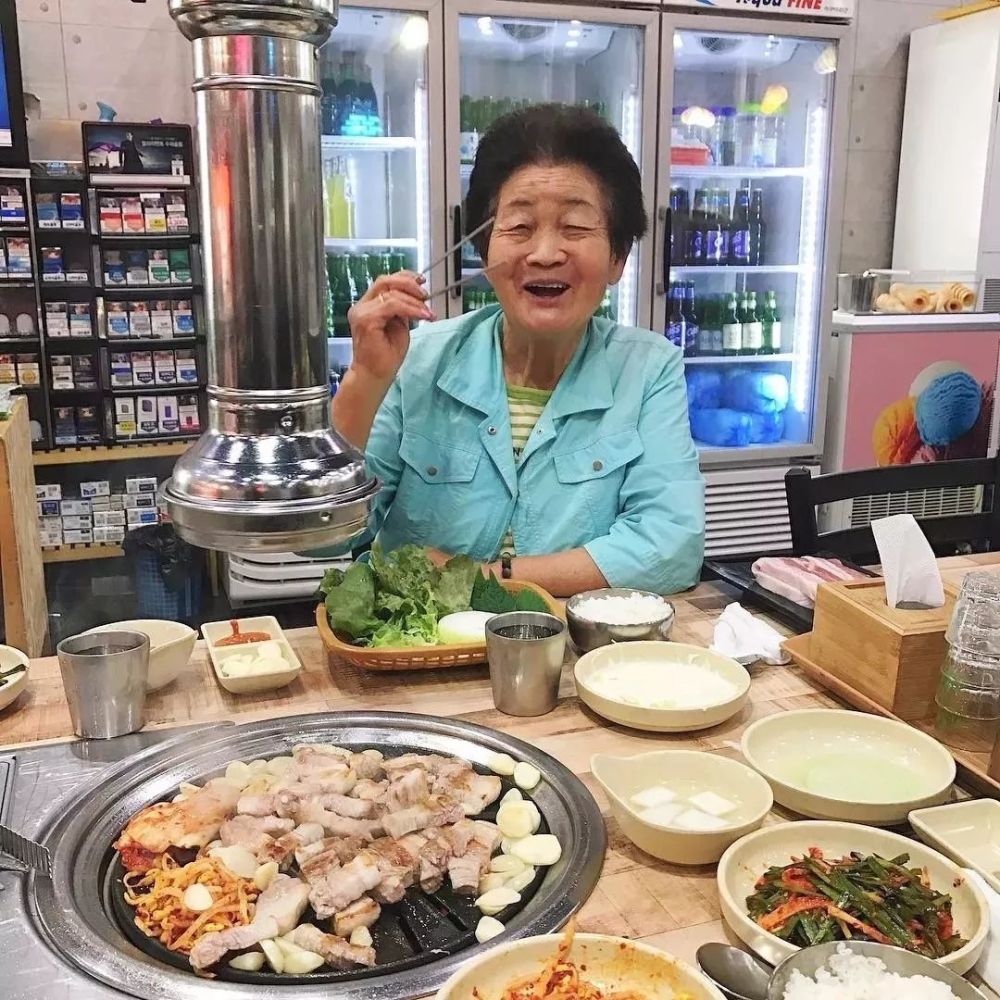 看到这位80岁的女主播吃好吃的,什么烦恼都没