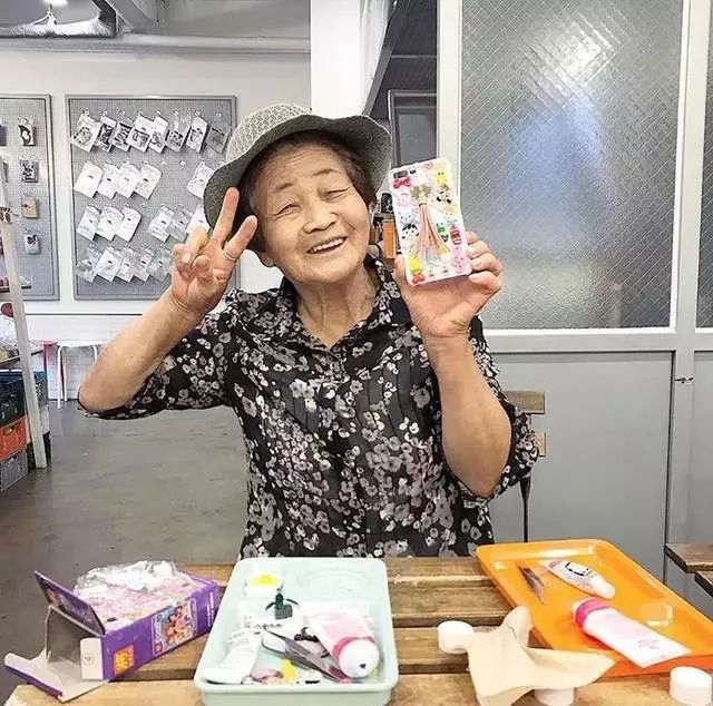 看到这位80岁的女主播吃好吃的,什么烦恼都没