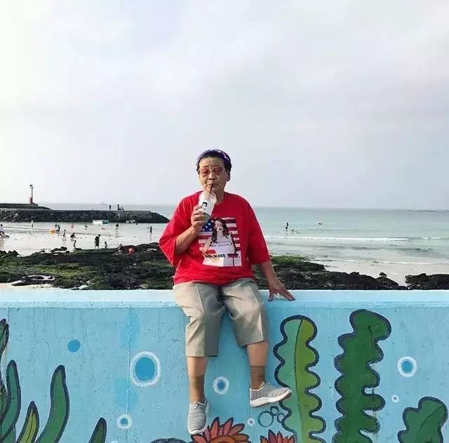 看到这位80岁的女主播吃好吃的,什么烦恼都没