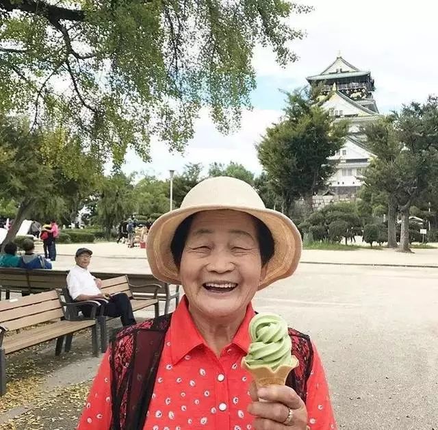 看到这位80岁的女主播吃好吃的,什么烦恼都没