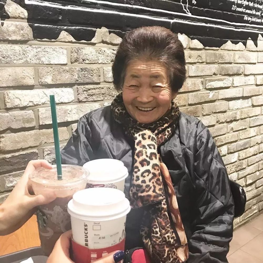 看到这位80岁的女主播吃好吃的,什么烦恼都没