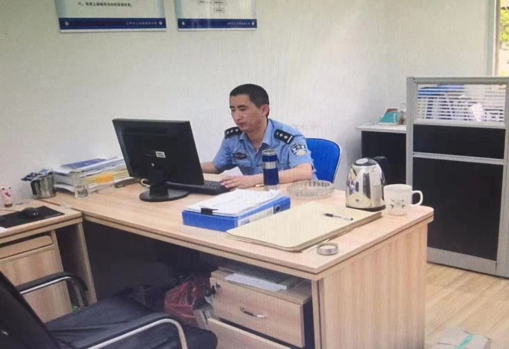 视频记录牺牲民警最后一刻:歹徒手中的尖刀捅