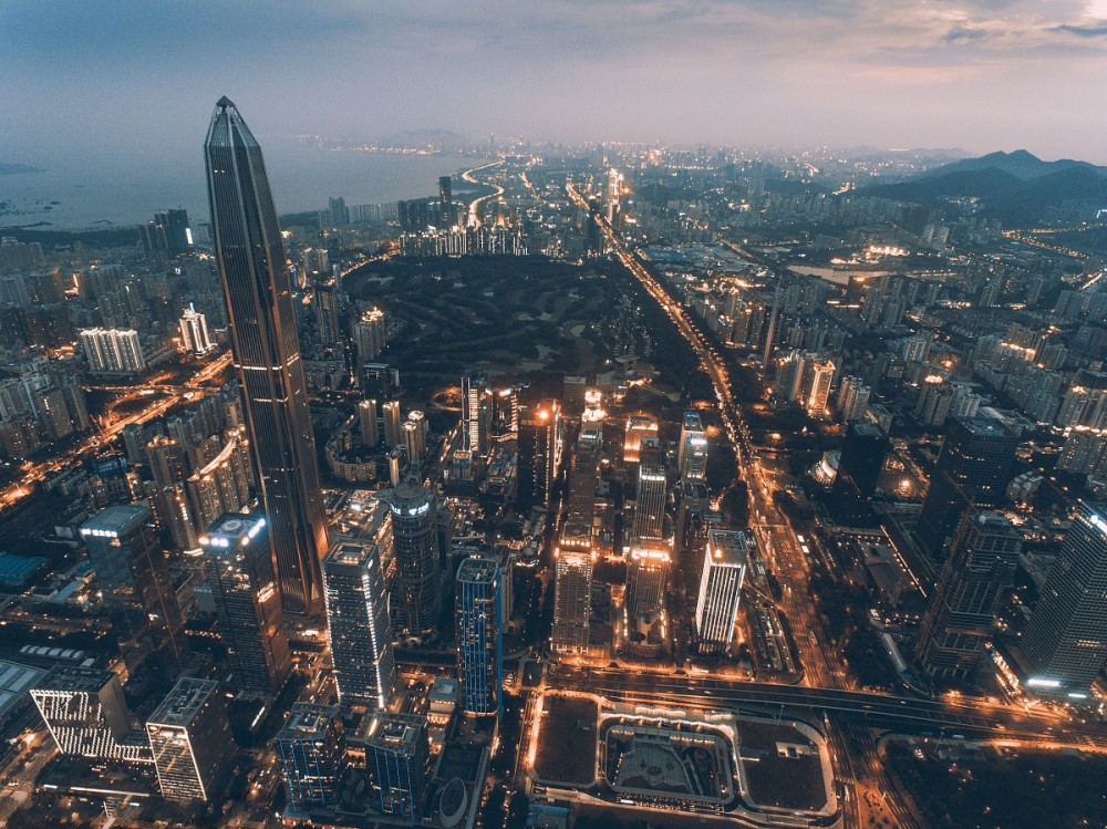 深圳由一个小渔村经过40年的发展成为大都市，经济总量已超香港