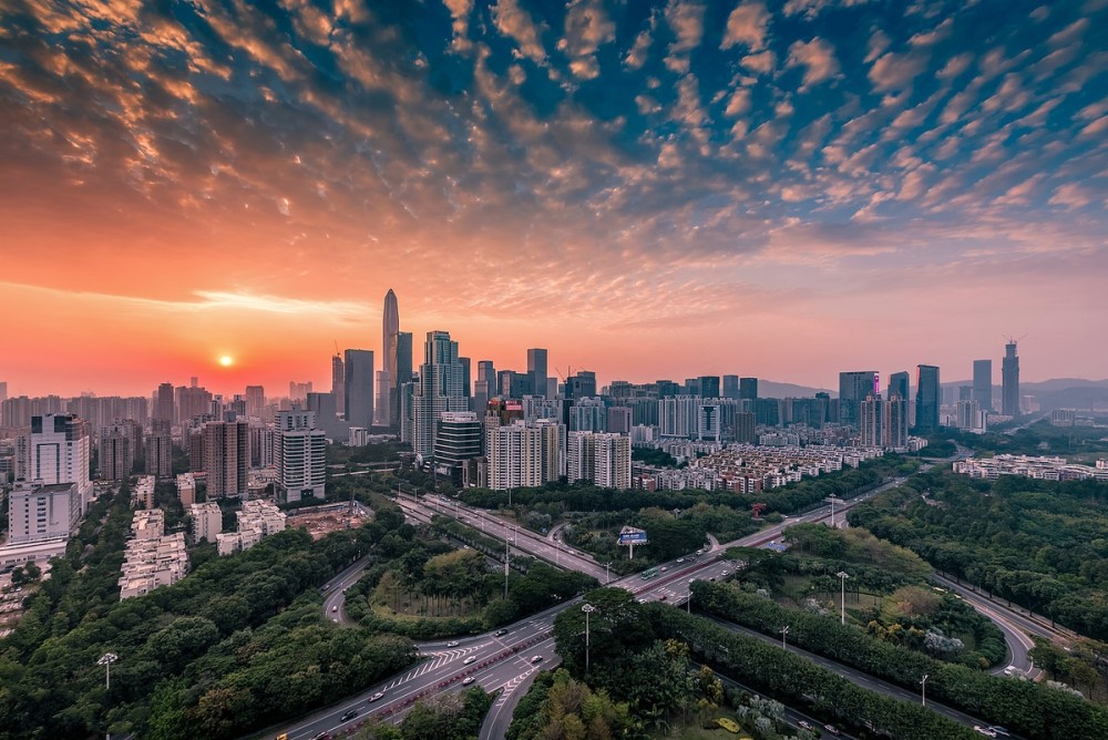 深圳由一个小渔村经过40年的发展成为大都市，经济总量已超香港