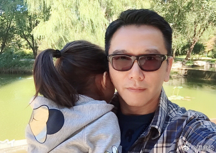温兆伦带女儿游玩，女儿乖巧靠肩头睡着，自拍父女同框温馨十足