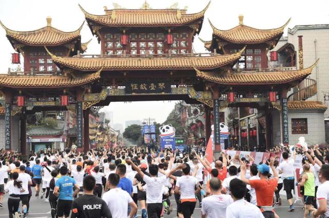 2018成都马拉松鸣枪开跑 中国选手李芷萱夺女