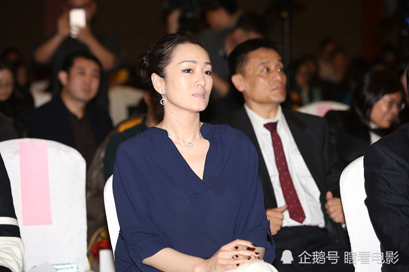 52岁巩俐近照，容颜让人眼前一亮，高贵自信的气质没人能比!