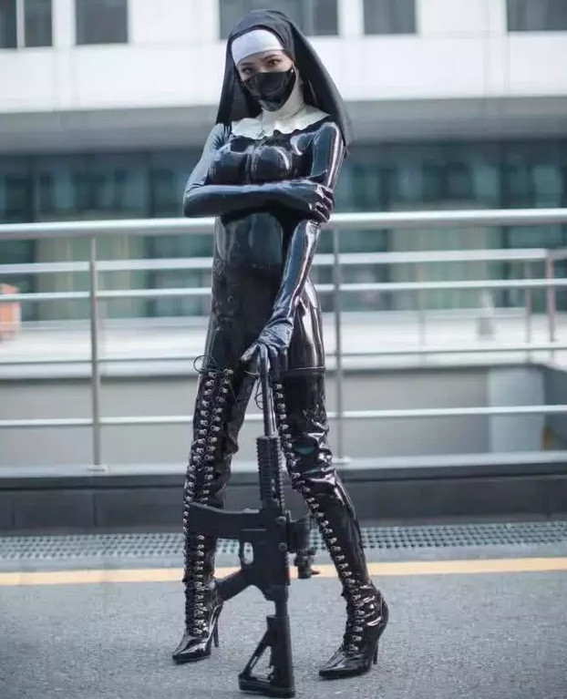 漫展惊现皮衣修女,紧身衣凸显火爆身材,网友:霸气外露!