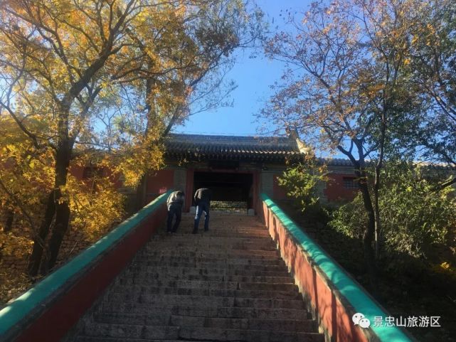 景忠山是迁西的著名景点,清康熙帝曾御题"天下名山",有四帅殿,三道茶