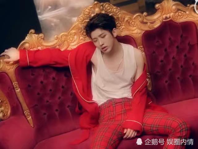 蔡徐坤花式比心撩粉丝,素颜跳手指舞,最后的眼