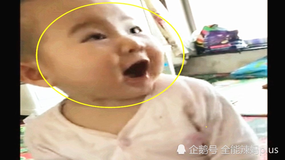 老爸夺走1岁宝宝的牛奶,不料被宝宝狠狠训斥